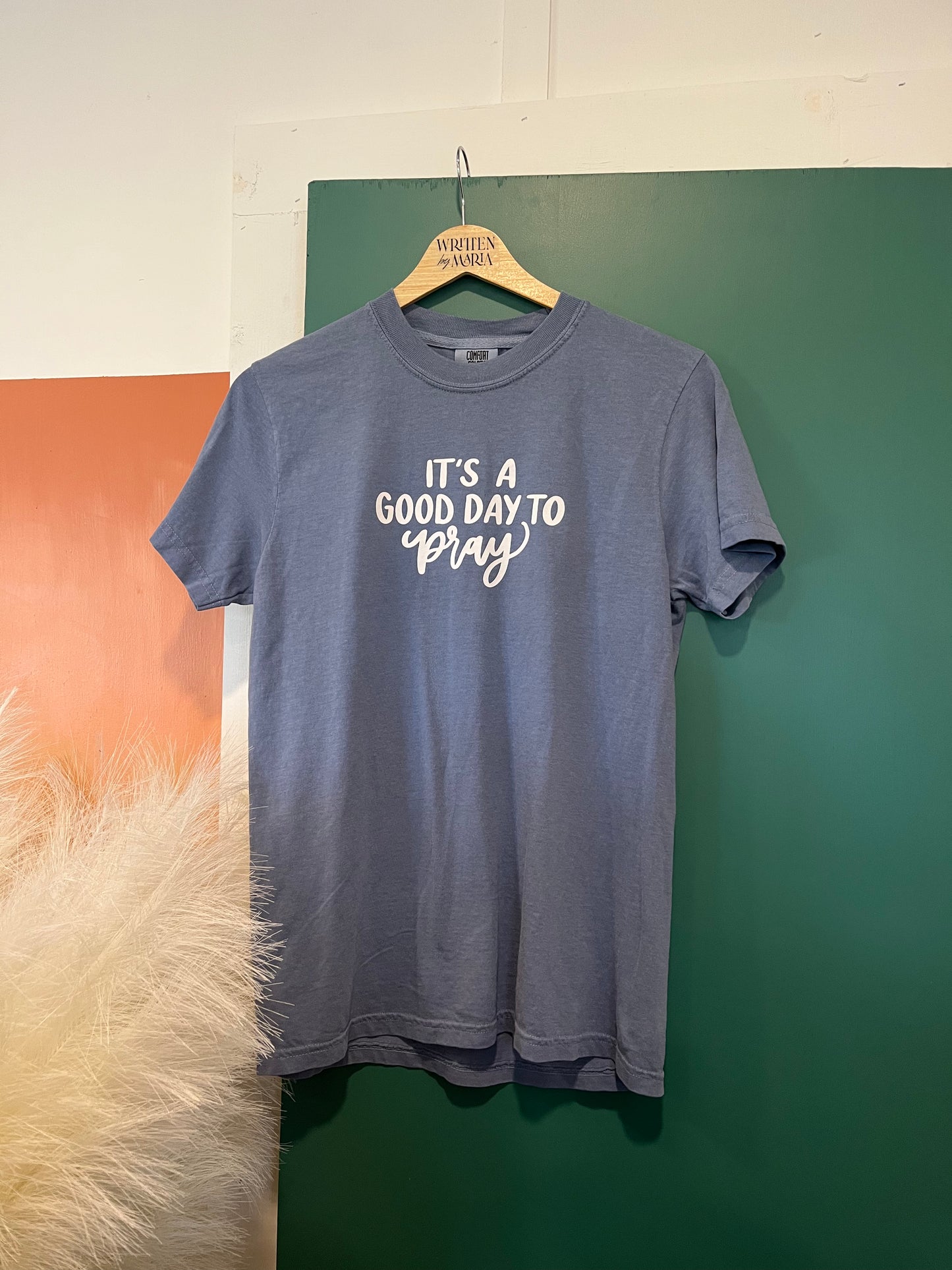Good day to pray | tee