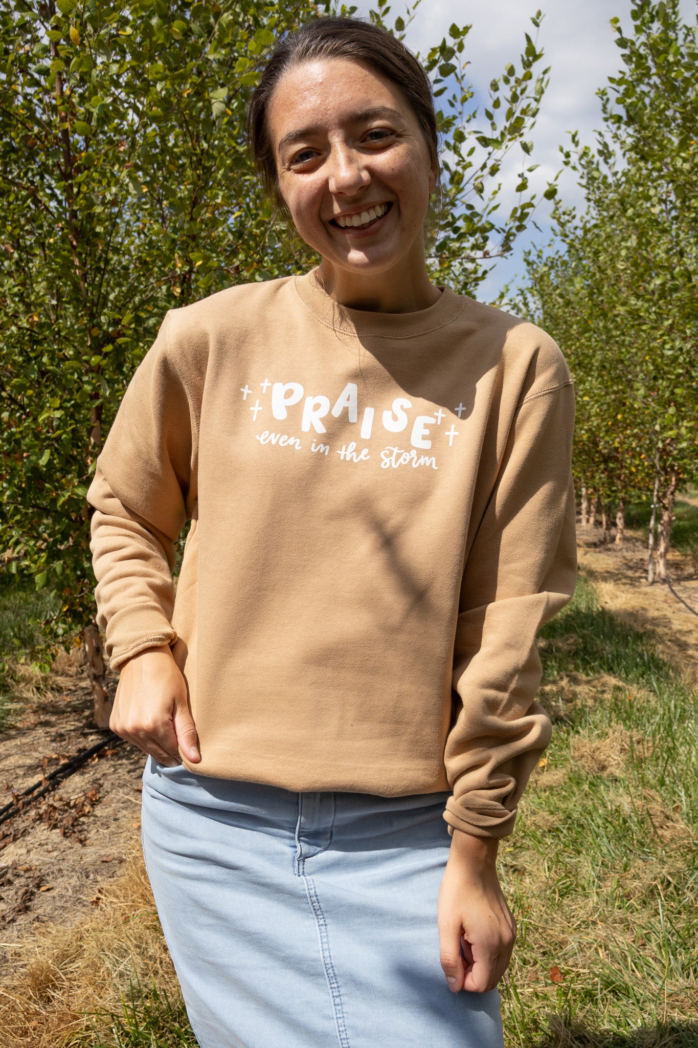 Praise even in the storm | crewneck (Tan)