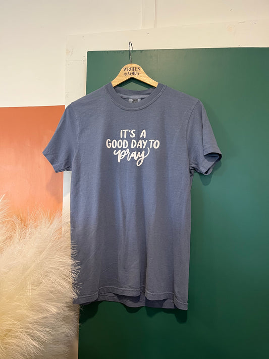Good day to pray | tee